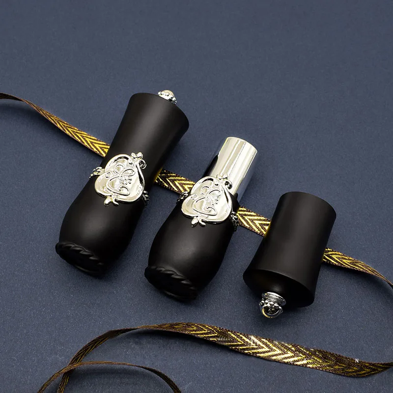 50pcs/lot 4g Empty Lipstick Tubes Black cute Lip balm Container elegant Chapstick 4ml Lip gloss tube diameter 12.1mm
50pcs/lot 4g Empty Lipstick Tubes Black cute Lip balm Container elegant Chapstick 4ml Lip gloss tube diameter 12.1mm