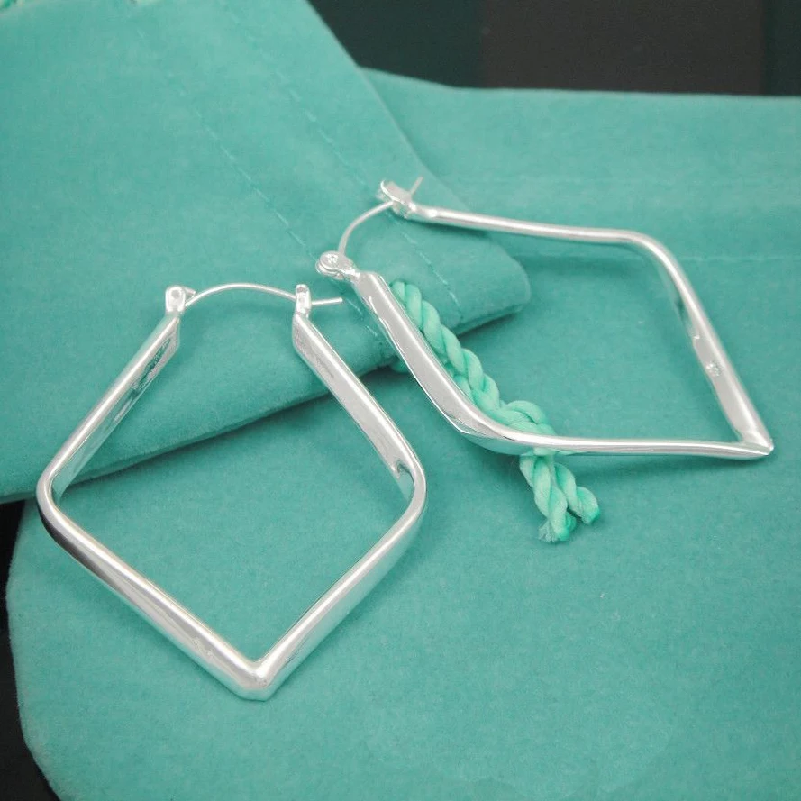 Оптовая продажа, высококачественные серебряные модные серьги-капельки с четырьмя атрибутами для женщин
Оптовая продажа, высококачественные серебряные модные серьги-капельки с четырьмя атрибутами для женщин