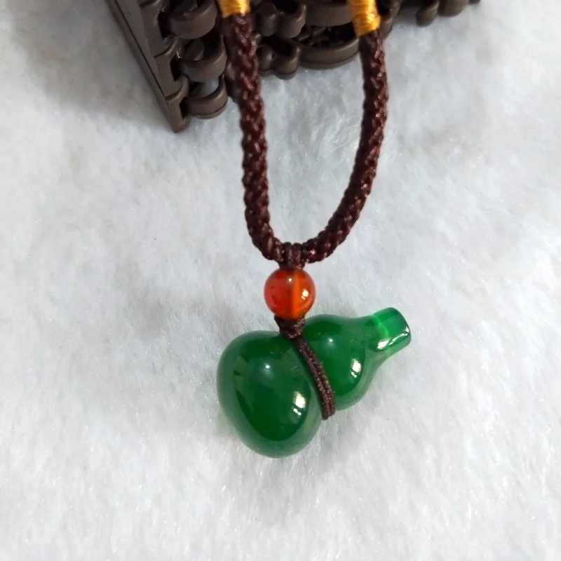 Natural Chalcedony Pendant Green Gourd Blessing Necklace Designed for Christmas Gifts
Natural Chalcedony Pendant Green Gourd Blessing Necklace Designed for Christmas Gifts