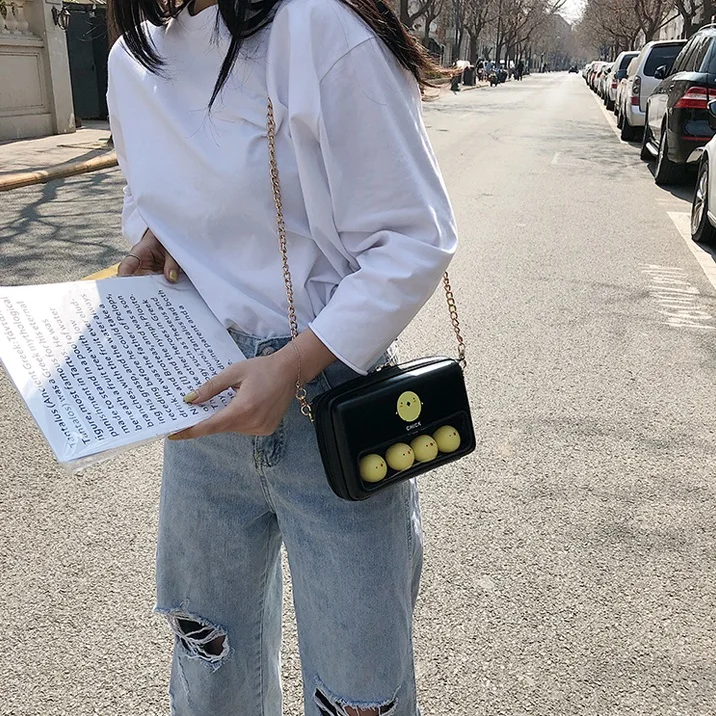 Yuhua 2020 new fashion women handbags, simple korean version messenger bag, trend woman square bag, casual box shoulder bags.
Yuhua 2020 new fashion women handbags, simple korean version messenger bag, trend woman square bag, casual box shoulder bags.
