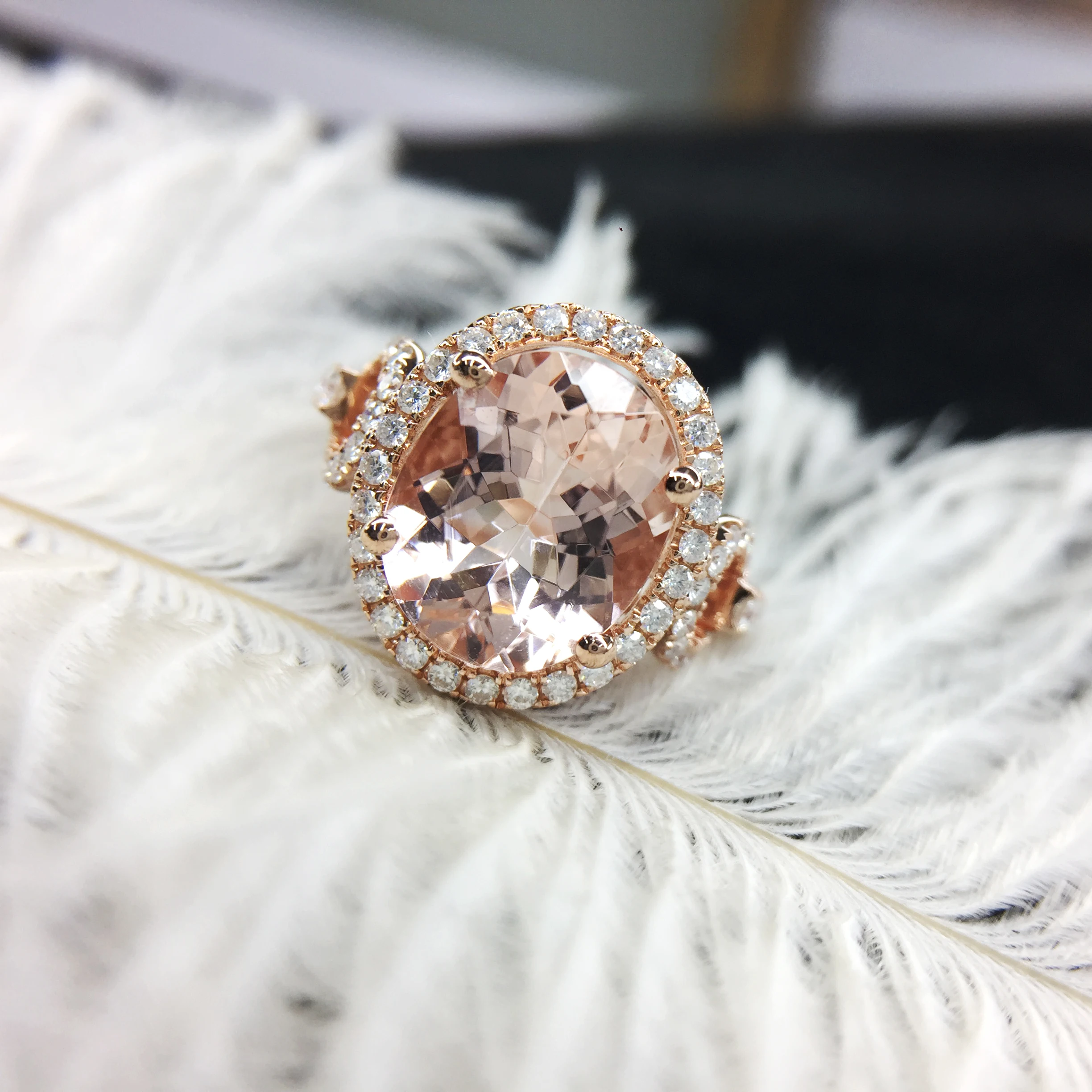 Moissanite & Prong острое когти обручальное свадебное кольцо 4.5ct овальная форма 3A Настоящее морганитное кольцо твердое розовое золото 18K
Moissanite & Prong острое когти обручальное свадебное кольцо 4.5ct овальная форма 3A Настоящее морганитное кольцо твердое розовое золото 18K