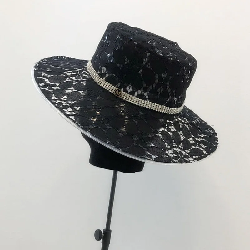 Elegant Women Sun Hats White Black PVC Lace Summer Fedoras Classical Derby Wedding Church Hat Wide Brim UV Protection Beach Hat
Elegant Women Sun Hats White Black PVC Lace Summer Fedoras Classical Derby Wedding Church Hat Wide Brim UV Protection Beach Hat