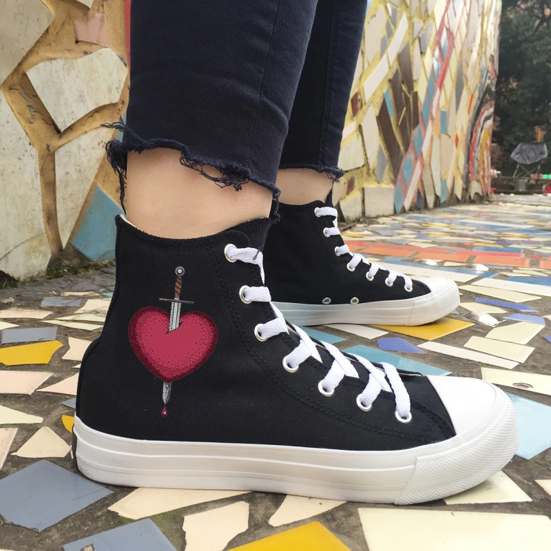 Wen Classic Skateboarding Shoes Black White Original Shoes Design Sword Went Through Heart High Top Canvas Unisex Sneakers
Wen Classic Skateboarding Shoes Black White Original Shoes Design Sword Went Through Heart High Top Canvas Unisex Sneakers