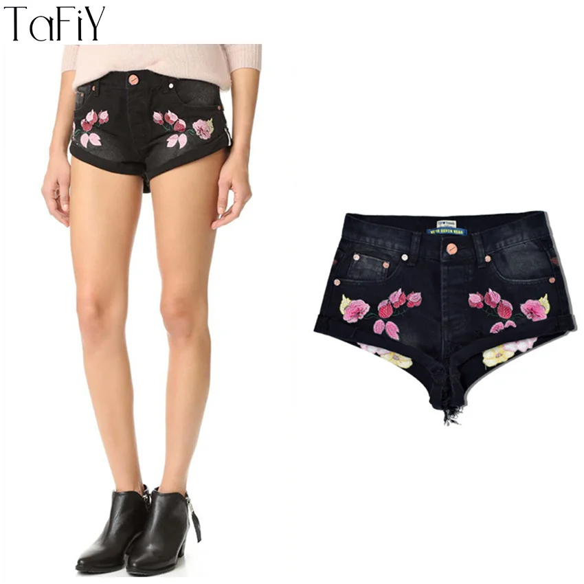 TaFiY 2017 3D Flower Embroidery Denim Shorts Fashion Mid Waist Cuffs Jeans Shorts For Women Vintage Summer Casual Jeans Femme
TaFiY 2017 3D Flower Embroidery Denim Shorts Fashion Mid Waist Cuffs Jeans Shorts For Women Vintage Summer Casual Jeans Femme