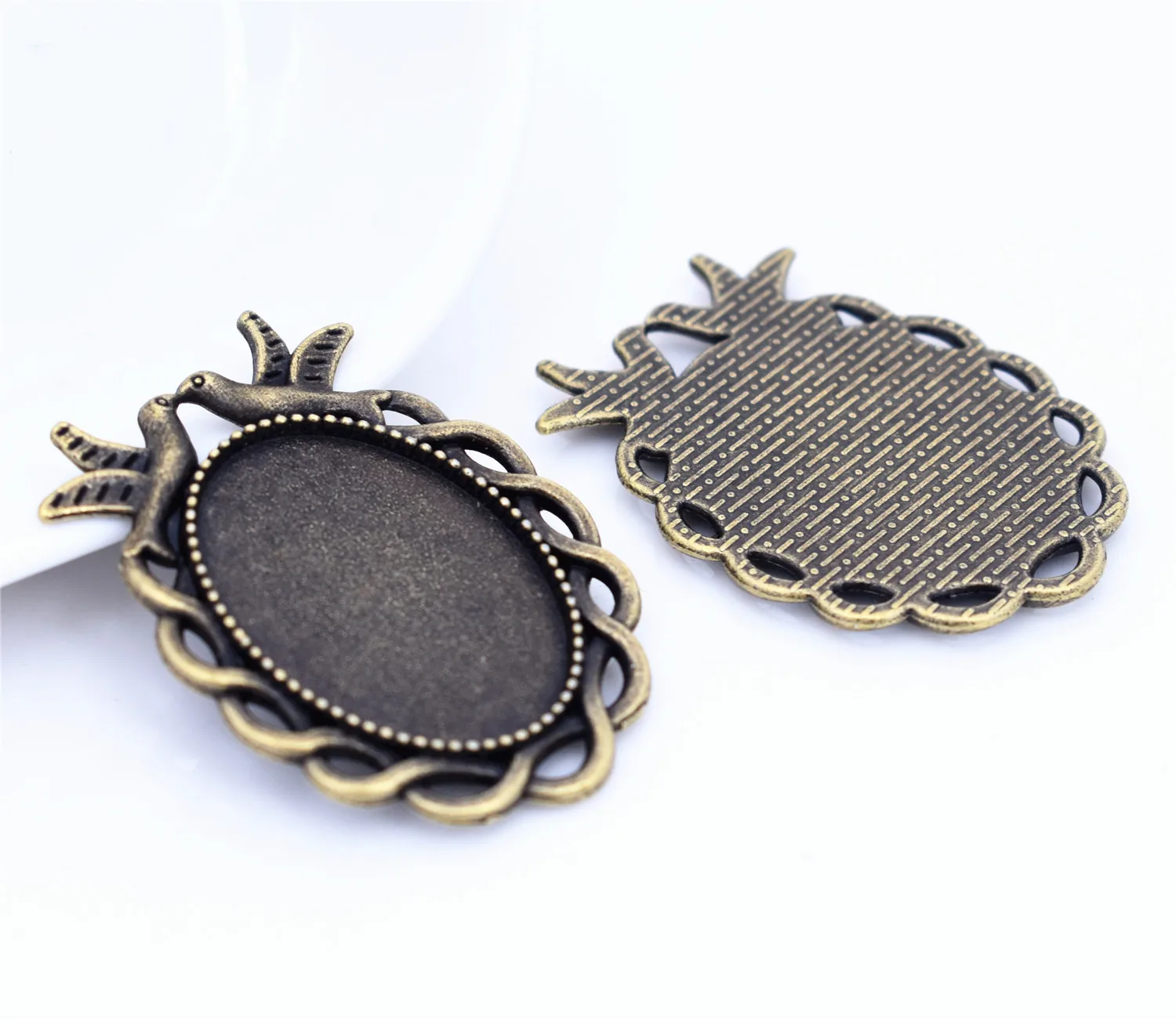 New Fashion 4pcs 18x25mm Inner Size Antique Bronze Plated Simple Style Cabochon Base Cameo Setting Charms Pendant-A4-22
New Fashion 4pcs 18x25mm Inner Size Antique Bronze Plated Simple Style Cabochon Base Cameo Setting Charms Pendant-A4-22