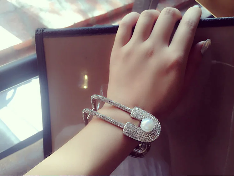 New personality tide explosion U-ring drill bracelet super flash fashion dinner women accessories
New personality tide explosion U-ring drill bracelet super flash fashion dinner women accessories