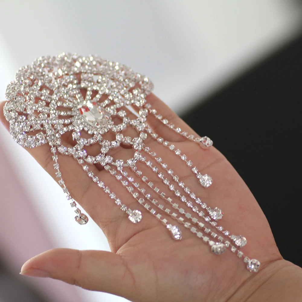 Flower shape crystal clear AB rhinestone applique shoulder chain with tassel Gold base wedding dress decoration DIY sew on stone
Flower shape crystal clear AB rhinestone applique shoulder chain with tassel Gold base wedding dress decoration DIY sew on stone