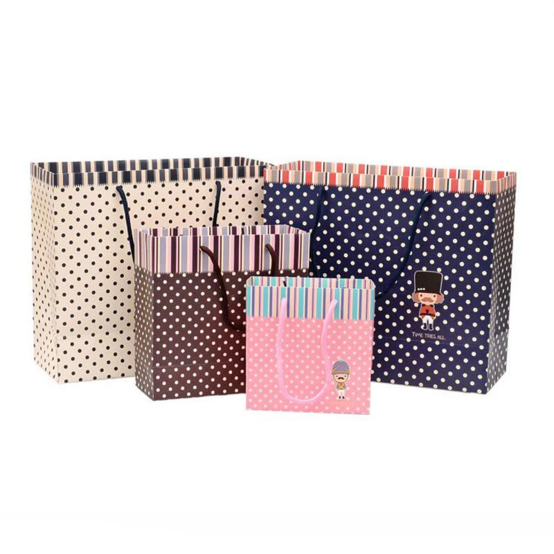 10pcs/lot Business Dots Little Soldier Gift Paper Bag Gift Handbags Wedding Favors and Gifts Bag Party Supplies
10pcs/lot Business Dots Little Soldier Gift Paper Bag Gift Handbags Wedding Favors and Gifts Bag Party Supplies
