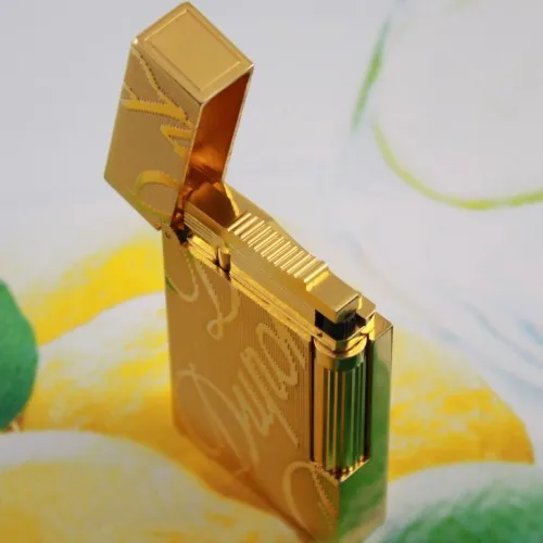 S.T Memorial D upont lighter Bright Sound! New With the Box and Adapter Serial number T940
S.T Memorial D upont lighter Bright Sound! New With the Box and Adapter Serial number T940