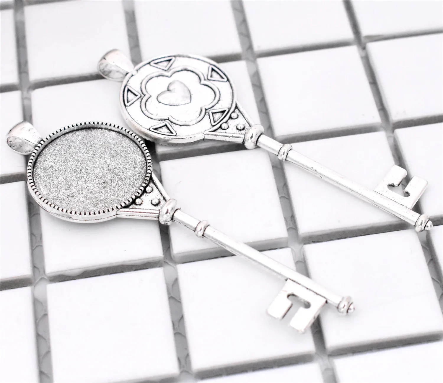 2pcs 25mm Inner Size Antique Silver Plated Key Style Cabochon Base Cameo Setting Charms Pendant-A5-03
2pcs 25mm Inner Size Antique Silver Plated Key Style Cabochon Base Cameo Setting Charms Pendant-A5-03
