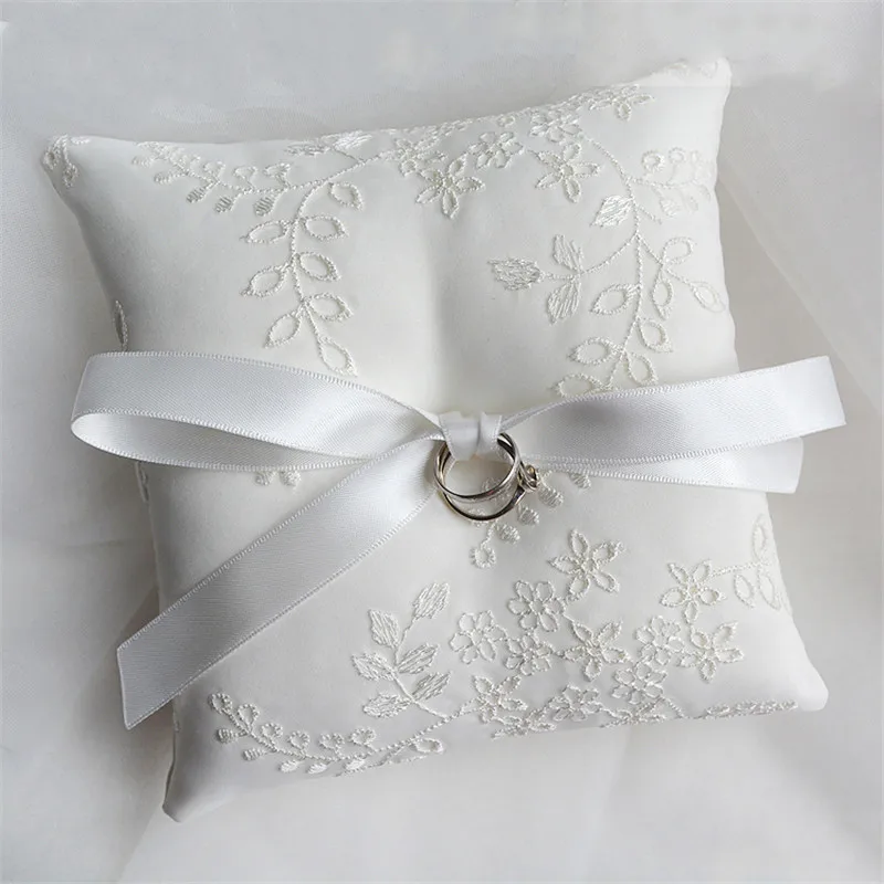 1pcs/lot Church Wedding Beige Square decorative pattern Ring pillow Ribbon silk bow for wedding proposal decoration supply
1pcs/lot Church Wedding Beige Square decorative pattern Ring pillow Ribbon silk bow for wedding proposal decoration supply