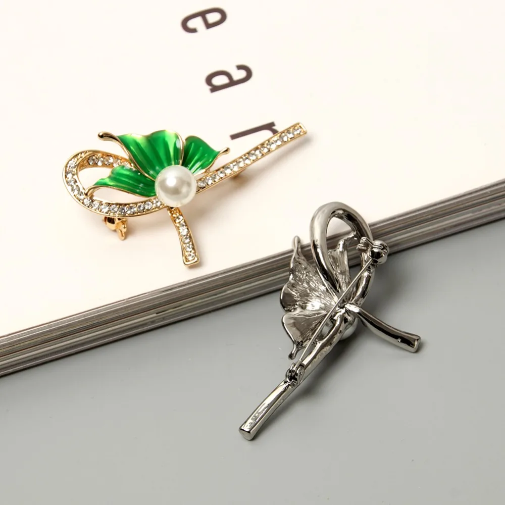 JUJIE Fashion Wedding Enamel Plant Flower Brooches For Women 2019 Crystal Pearl Bowknot Scarf Brooch Pins Jewelry Dropshipping
JUJIE Fashion Wedding Enamel Plant Flower Brooches For Women 2019 Crystal Pearl Bowknot Scarf Brooch Pins Jewelry Dropshipping
