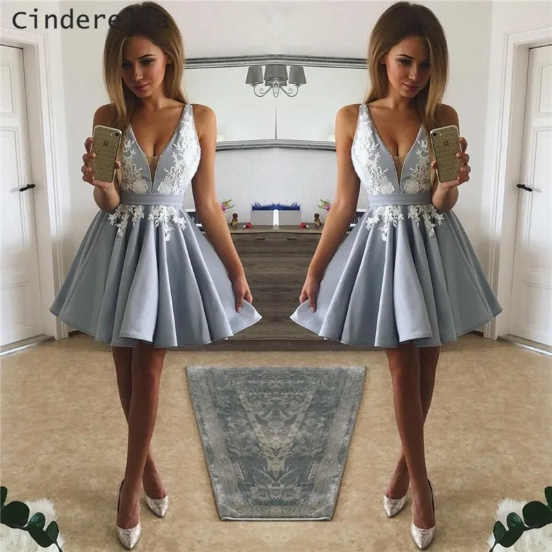 Cinderella Lovely V-Neck Sleeveless Zipper Back Satin Lace Applique Short Mini Homecoming Dresses vestidos de fiesta de noche
Cinderella Lovely V-Neck Sleeveless Zipper Back Satin Lace Applique Short Mini Homecoming Dresses vestidos de fiesta de noche