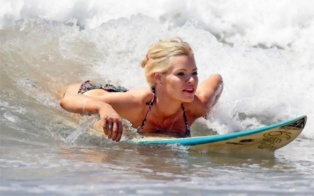Фото Красивая девушка доски для серфинга брызги волны моря 4 Размеры - купить
