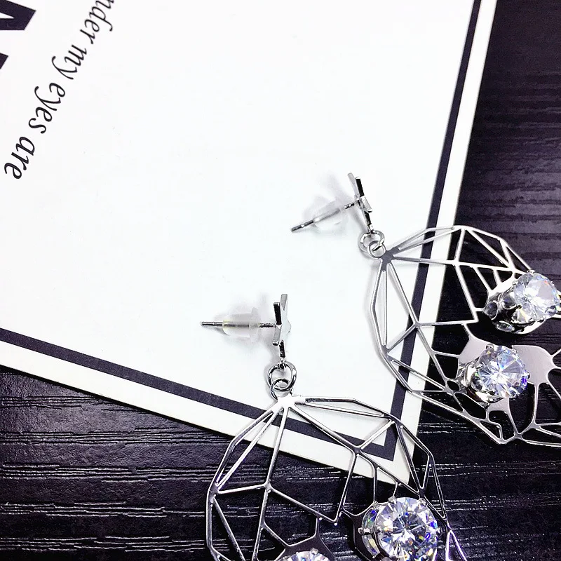 Personality Wild Hiphop Retro Punk Skull Skeleton Crystal Earrings Hollow Metal Baroque Temperament Earrings Female
Personality Wild Hiphop Retro Punk Skull Skeleton Crystal Earrings Hollow Metal Baroque Temperament Earrings Female