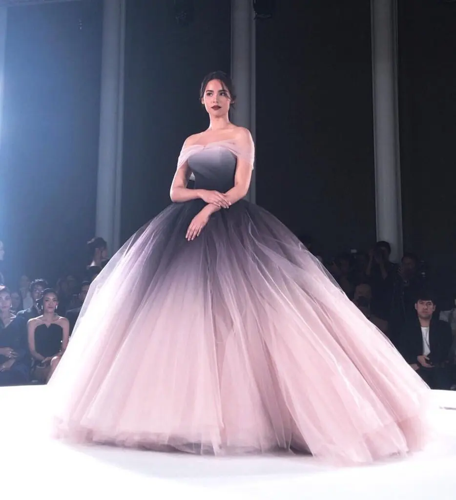 Off the Shoulder Ombre Prom Dresses 2020 Unique Ball Gown Long Formal Evening Dress vestidos de fiesta largos elegantes de gala
Off the Shoulder Ombre Prom Dresses 2020 Unique Ball Gown Long Formal Evening Dress vestidos de fiesta largos elegantes de gala