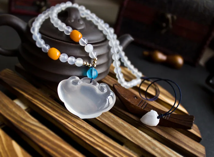 Natural chalcedony pendant necklace carved white clouds lock pendant men and women JADES jewelry children style
Natural chalcedony pendant necklace carved white clouds lock pendant men and women JADES jewelry children style