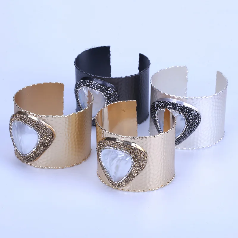 Classic Big White Mother Shell Charm Pave Golden Rhinestone Retro Matte Metal Hammered Bangle Wrap Wide Open Bangle Cuff Women
Classic Big White Mother Shell Charm Pave Golden Rhinestone Retro Matte Metal Hammered Bangle Wrap Wide Open Bangle Cuff Women