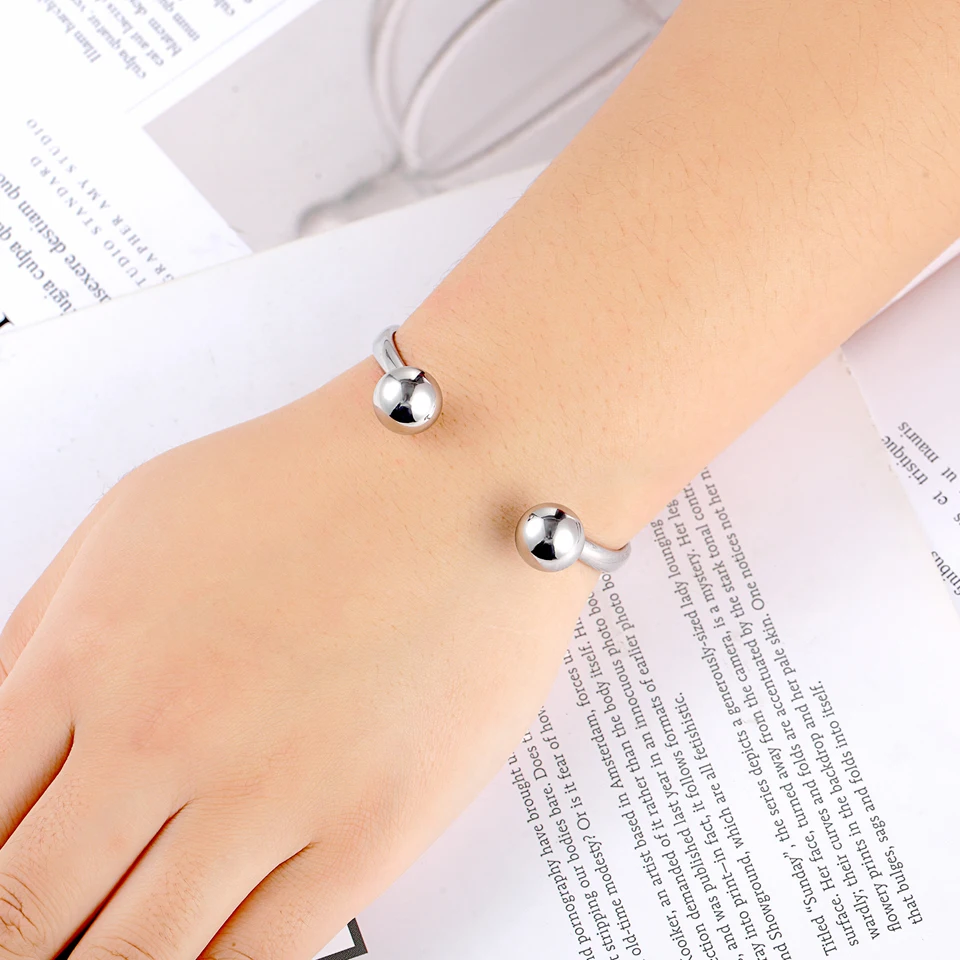 Brand Classic Round Love Charm Bracelet Jewelry Stainless Steel Bracelets & Bangles For Women Gold Color Female Engagement Gifts
Brand Classic Round Love Charm Bracelet Jewelry Stainless Steel Bracelets & Bangles For Women Gold Color Female Engagement Gifts