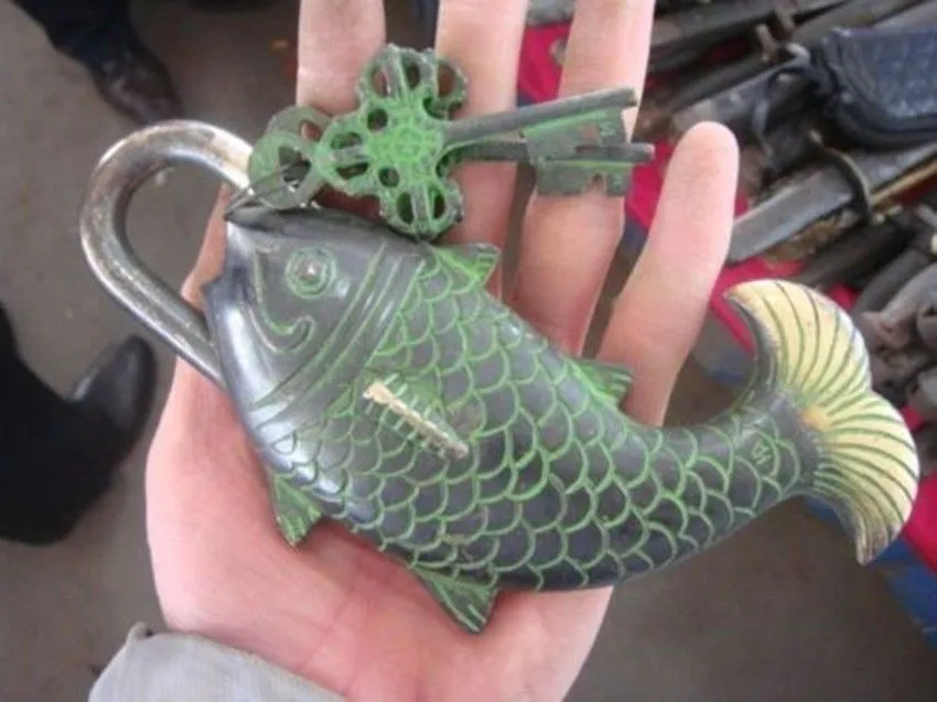 Vintage style Brass Engraved Fish shape Press Button Tricky Padlock with 2 keys decoration
Vintage style Brass Engraved Fish shape Press Button Tricky Padlock with 2 keys decoration