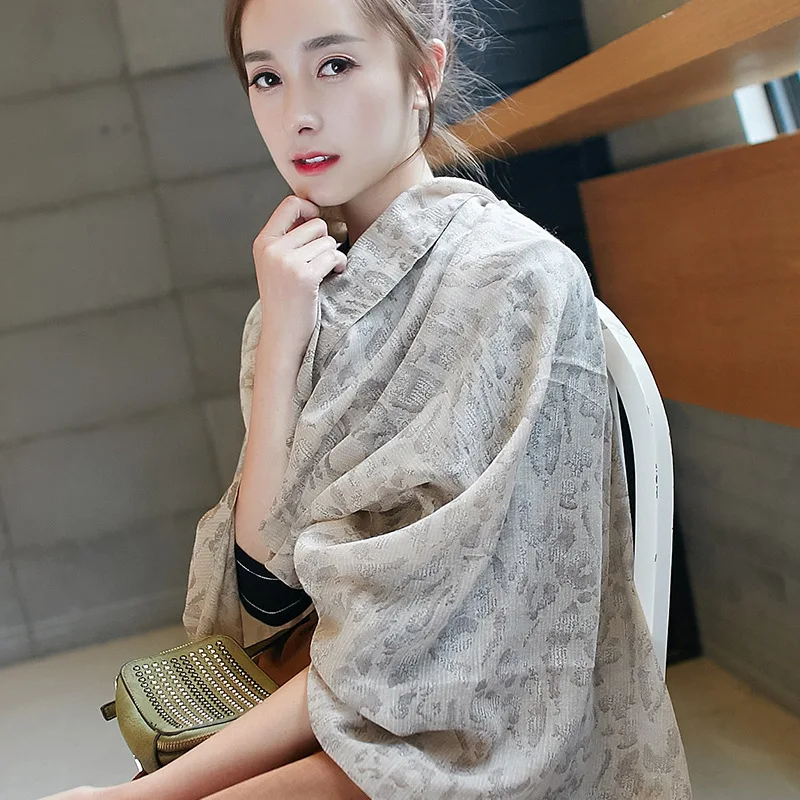 Korea Cotton Scarf Women with Leopard Pritned Spring Long Shawl Lady Fashion Vintage Scarves Luxury Brand Muslim Hijab Scarf
Korea Cotton Scarf Women with Leopard Pritned Spring Long Shawl Lady Fashion Vintage Scarves Luxury Brand Muslim Hijab Scarf