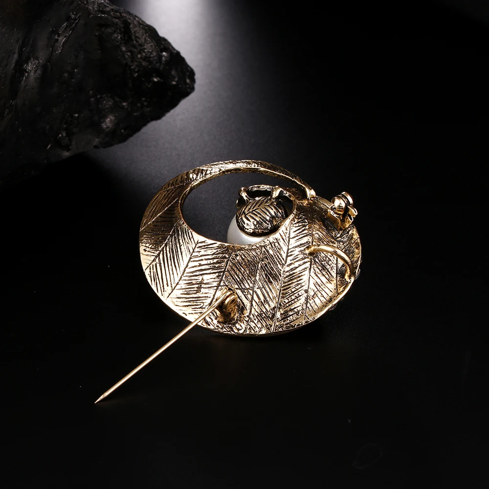 JUJIE Vintage Round Conch Brooches Pins Scarf Clip For Women Jewelry Dropshipping
JUJIE Vintage Round Conch Brooches Pins Scarf Clip For Women Jewelry Dropshipping
