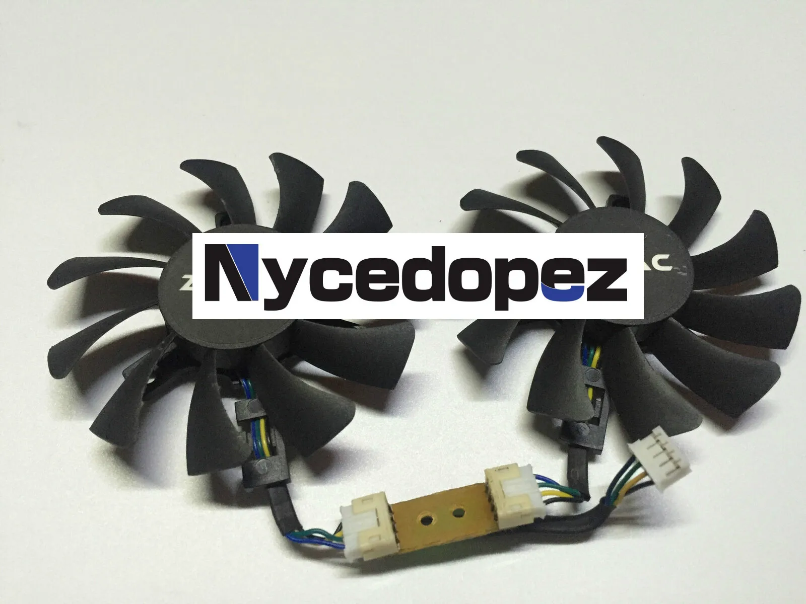 Вентилятор для охлаждения видеокарты ZOTAC GeForce GTX 970, 4 Гб, GA81S2U, 4-проводной контроль температуры
Вентилятор для охлаждения видеокарты ZOTAC GeForce GTX 970, 4 Гб, GA81S2U, 4-проводной контроль температуры