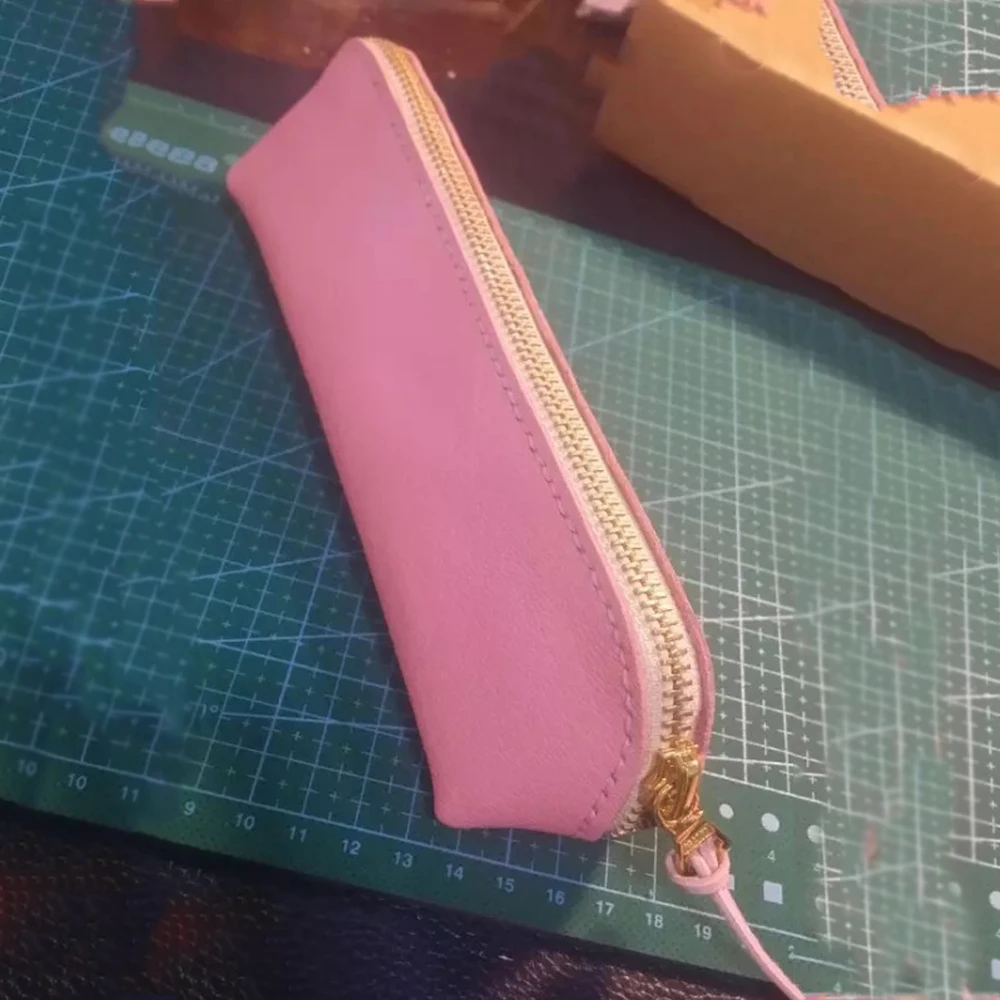 DIY leather craft pen box zipper bag die cutting knife mould hand/machine punch tool set 19.6x5.6x5cm
DIY leather craft pen box zipper bag die cutting knife mould hand/machine punch tool set 19.6x5.6x5cm