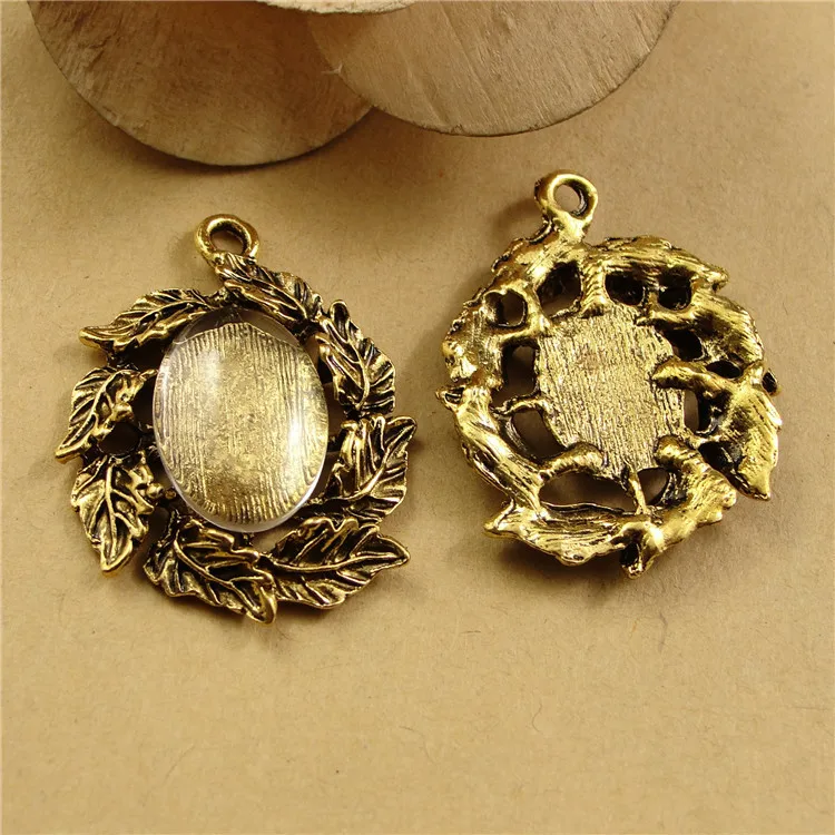 (40 pcs/lot) 18*13MM oval cabochon antique gold Color vintage metal alloy blank tray pendant settings hm649
(40 pcs/lot) 18*13MM oval cabochon antique gold Color vintage metal alloy blank tray pendant settings hm649