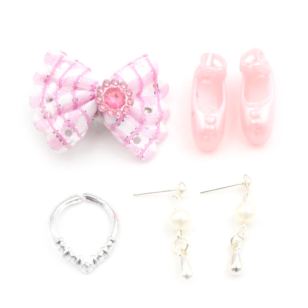 4pcs/Set Doll Accessories Jewelry Necklace Earring Headclip Shoes For Doll Birthday Gift
4pcs/Set Doll Accessories Jewelry Necklace Earring Headclip Shoes For Doll Birthday Gift