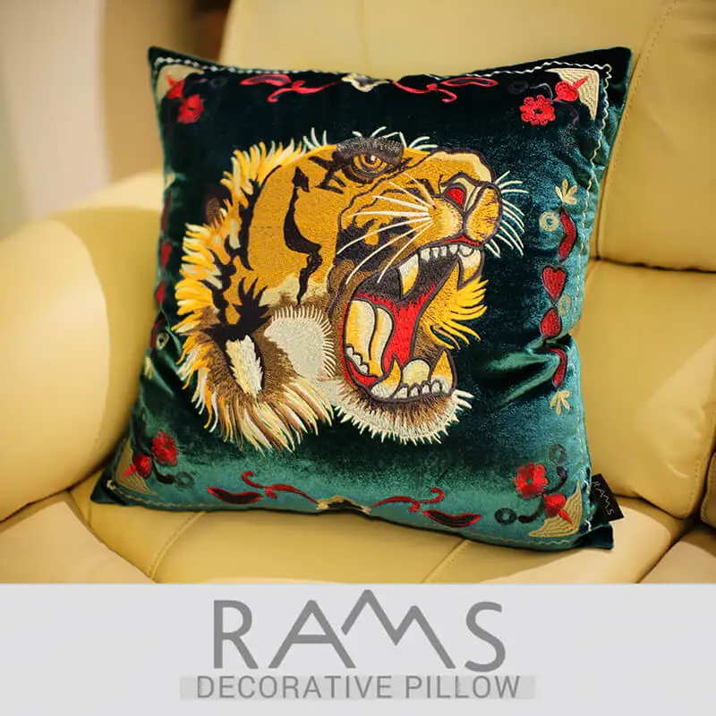 American pillowcase model room retro waist pillowcase velvet embroidery flower tiger cushion cover Home Decorative
American pillowcase model room retro waist pillowcase velvet embroidery flower tiger cushion cover Home Decorative