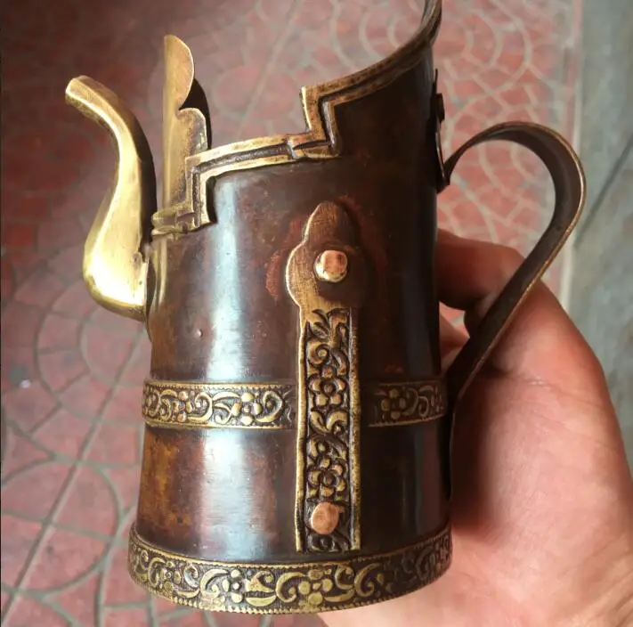 Collection of Chinese Tibet Handmade Tibetan sculpture Nepalese pure copper copper butter teapot national wind ornaments.
Collection of Chinese Tibet Handmade Tibetan sculpture Nepalese pure copper copper butter teapot national wind ornaments.