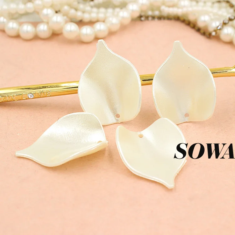 

New Fashion 100pcs 40*30mm Ivory Resin ABS Imitation Pearls Effect 3D Maple Leaf Designed Beads For DIY Craft Art Scrapbooking