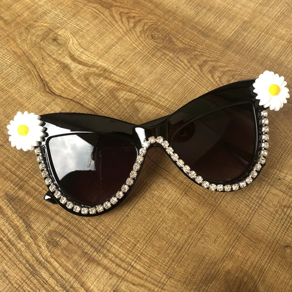 Big Cat Eye Women Sunglasses Black Shades Flower Design Brand Female Sun Glasses UV400 Eyewear Diamond Chain Vintage Sunglasses
Big Cat Eye Women Sunglasses Black Shades Flower Design Brand Female Sun Glasses UV400 Eyewear Diamond Chain Vintage Sunglasses