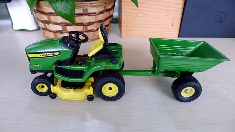 KNL HOBBY J Deere X324 садовый трактор, сплавные модели автомобилей, охранный акт ERTL 1:16 доставка
KNL HOBBY J Deere X324 садовый трактор, сплавные модели автомобилей, охранный акт ERTL 1:16 доставка