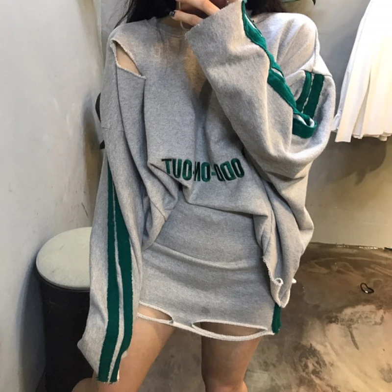 2018 Cotton Full Hole Skirt Two Sets Of Torn Holes Embroidered Letters Loose Sweater + Striped Bag Hip Casual Two-piece Female
2018 Cotton Full Hole Skirt Two Sets Of Torn Holes Embroidered Letters Loose Sweater + Striped Bag Hip Casual Two-piece Female