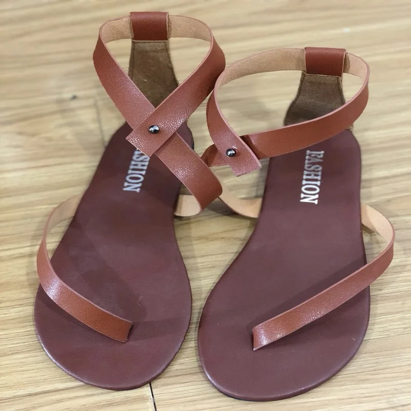 Summer European and American simple rivet toe flat Roman lady sandals black and brown large size casual women's shoes
Summer European and American simple rivet toe flat Roman lady sandals black and brown large size casual women's shoes