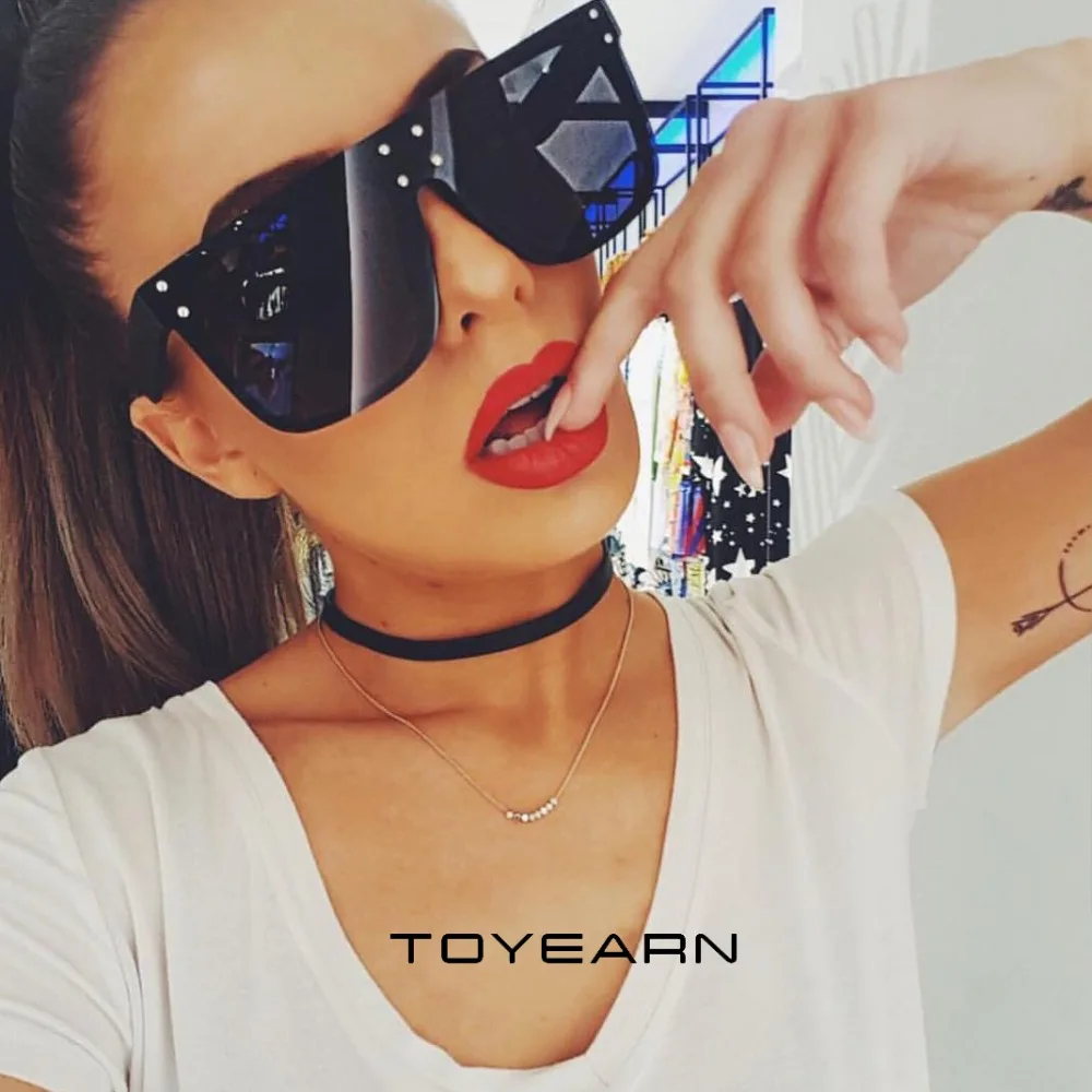 Fashion Ladies Flat Top Oversized Square Sunglasses Women Cool Big Rivet Frame Goggle Sun Glasses for Men Female Gafas De Sol
Fashion Ladies Flat Top Oversized Square Sunglasses Women Cool Big Rivet Frame Goggle Sun Glasses for Men Female Gafas De Sol