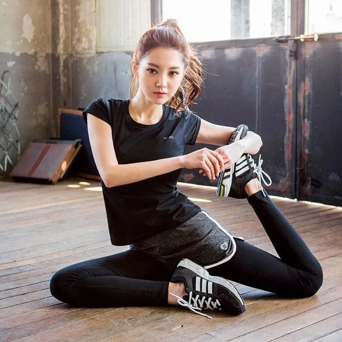 Full-bodied short-sleeve two-piece sportswear for all kinds of fitness such as running mountaineering famous brand clothing
Full-bodied short-sleeve two-piece sportswear for all kinds of fitness such as running mountaineering famous brand clothing