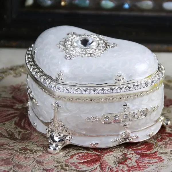 2 Size Vintage Home Decor Heart Shaped Wedding Gift Box Fashion Metal Jewelry Box Necklace Pendant Ring Gift Storage
2 Size Vintage Home Decor Heart Shaped Wedding Gift Box Fashion Metal Jewelry Box Necklace Pendant Ring Gift Storage
