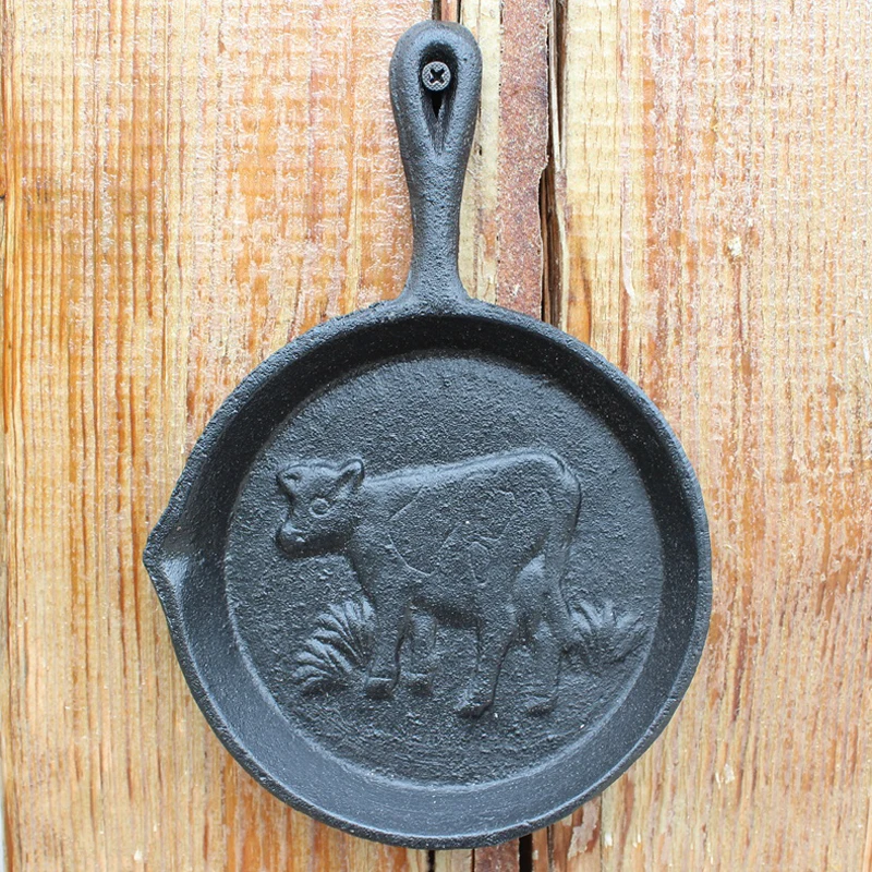 European Vintage Coffee Bar Wall Decor Cast Iron Hanging Frying Pan Plaques with Cow Pattern On
European Vintage Coffee Bar Wall Decor Cast Iron Hanging Frying Pan Plaques with Cow Pattern On