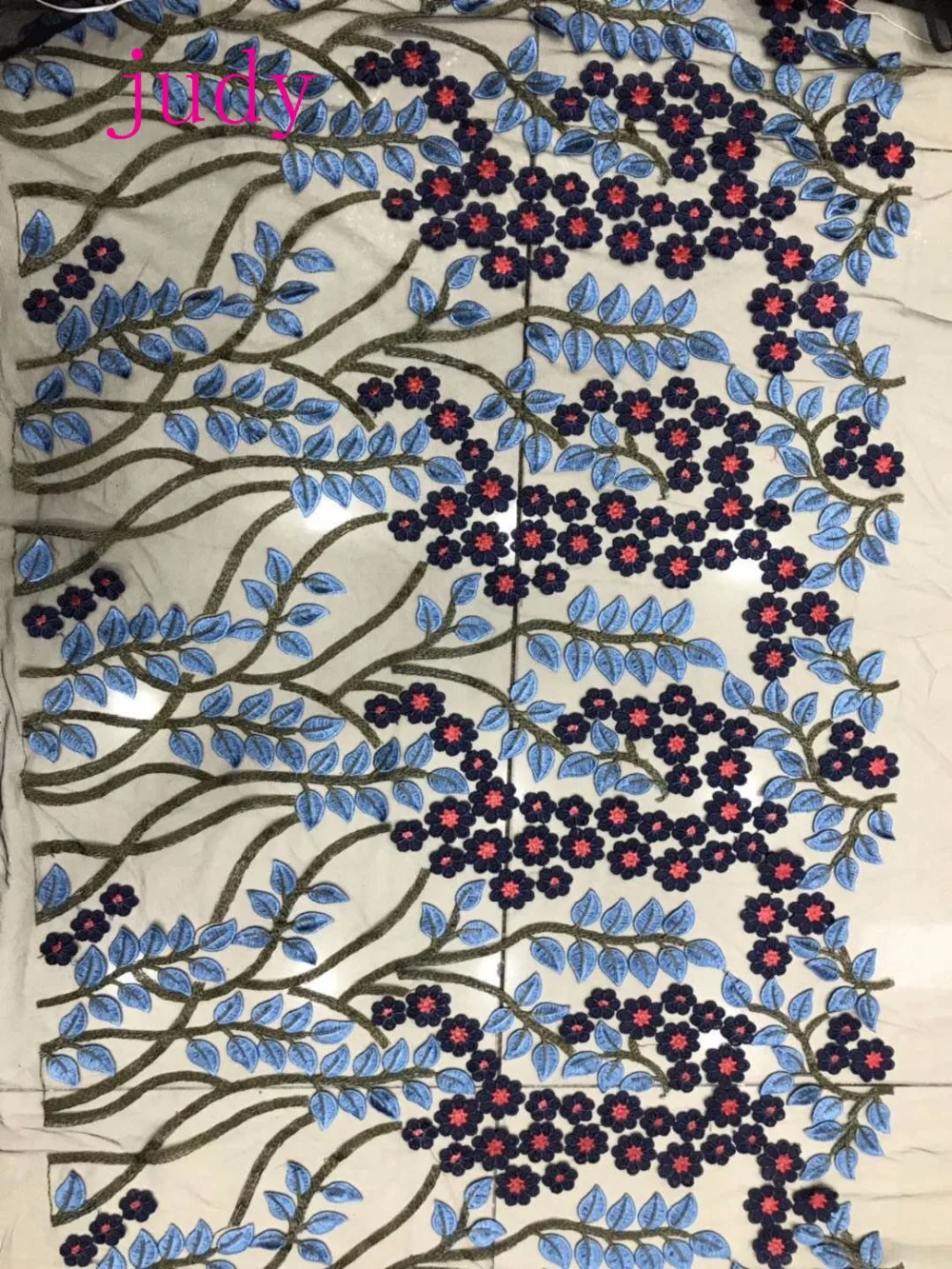 stock 5yards/bag mixed color stereoscopic sense embroidery flower fashion new style cloth is used for the wedding dress
stock 5yards/bag mixed color stereoscopic sense embroidery flower fashion new style cloth is used for the wedding dress