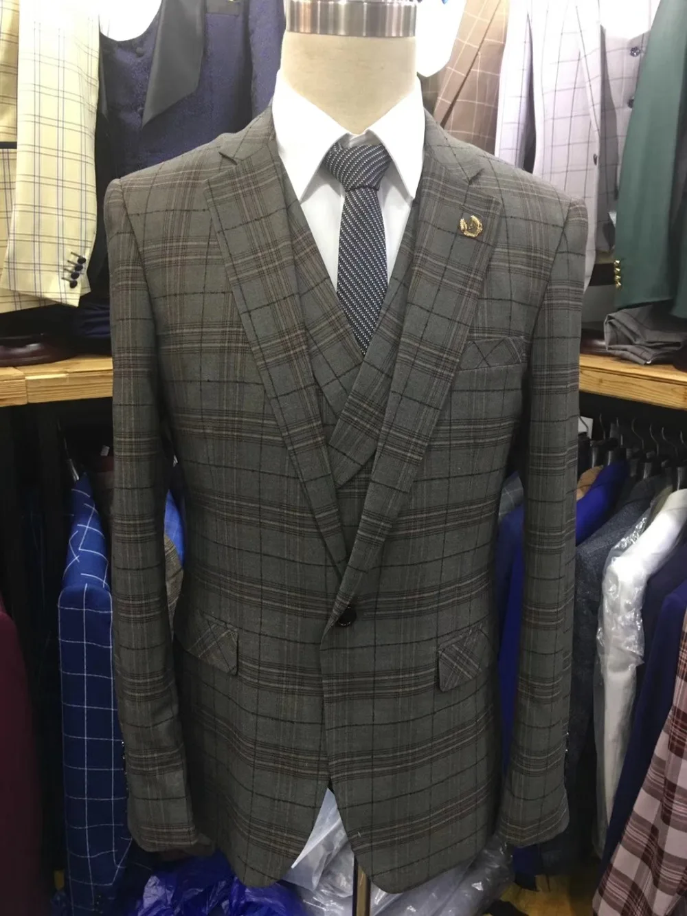 Latest Coat Pant Designs Men Suits Slim Fit Tuxedo Groom Groomsman men suits 2018 for wedding lattice Square jacket pant vest
Latest Coat Pant Designs Men Suits Slim Fit Tuxedo Groom Groomsman men suits 2018 for wedding lattice Square jacket pant vest