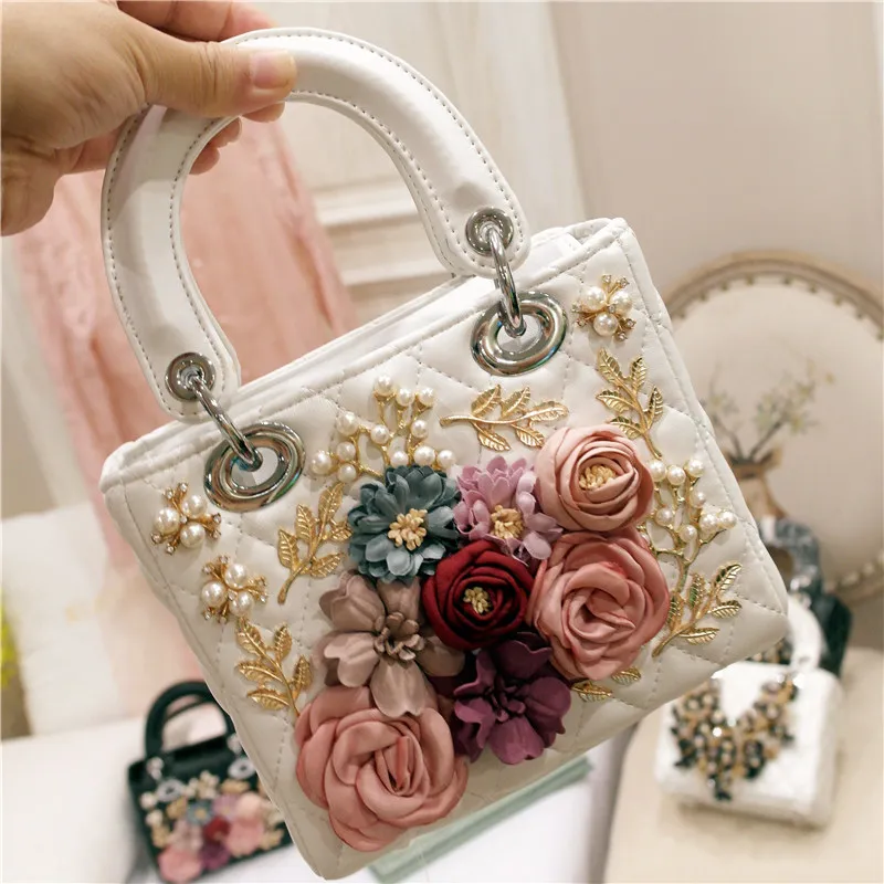 New fashion lady bag in spring INSS pure hand-inlaid drill Flower Pearl handbag with shoulder straddle 
New fashion lady bag in spring INSS pure hand-inlaid drill Flower Pearl handbag with shoulder straddle