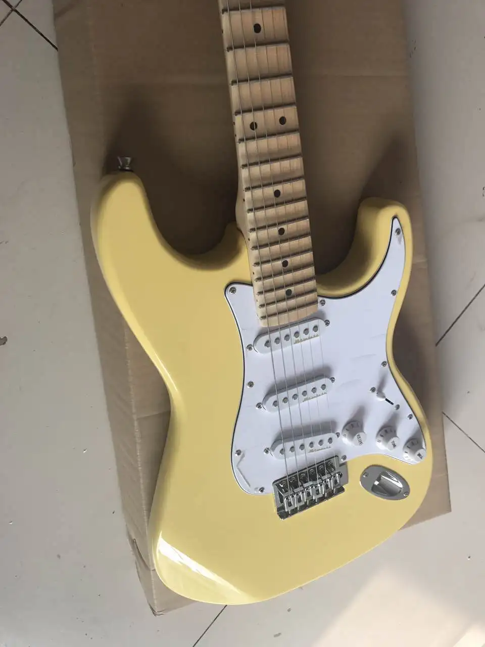Factory custom milk yellow electric guitar and scallop Maple neck, 3 S pickup, big bed box, provide customized,
Factory custom milk yellow electric guitar and scallop Maple neck, 3 S pickup, big bed box, provide customized,