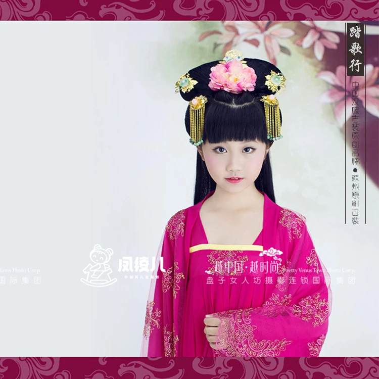 Wu Jing Hong Ta Ge Xing Rose Red Little Girl Dance Costume Set Fairy Costume with Embroidery Yarn
Wu Jing Hong Ta Ge Xing Rose Red Little Girl Dance Costume Set Fairy Costume with Embroidery Yarn