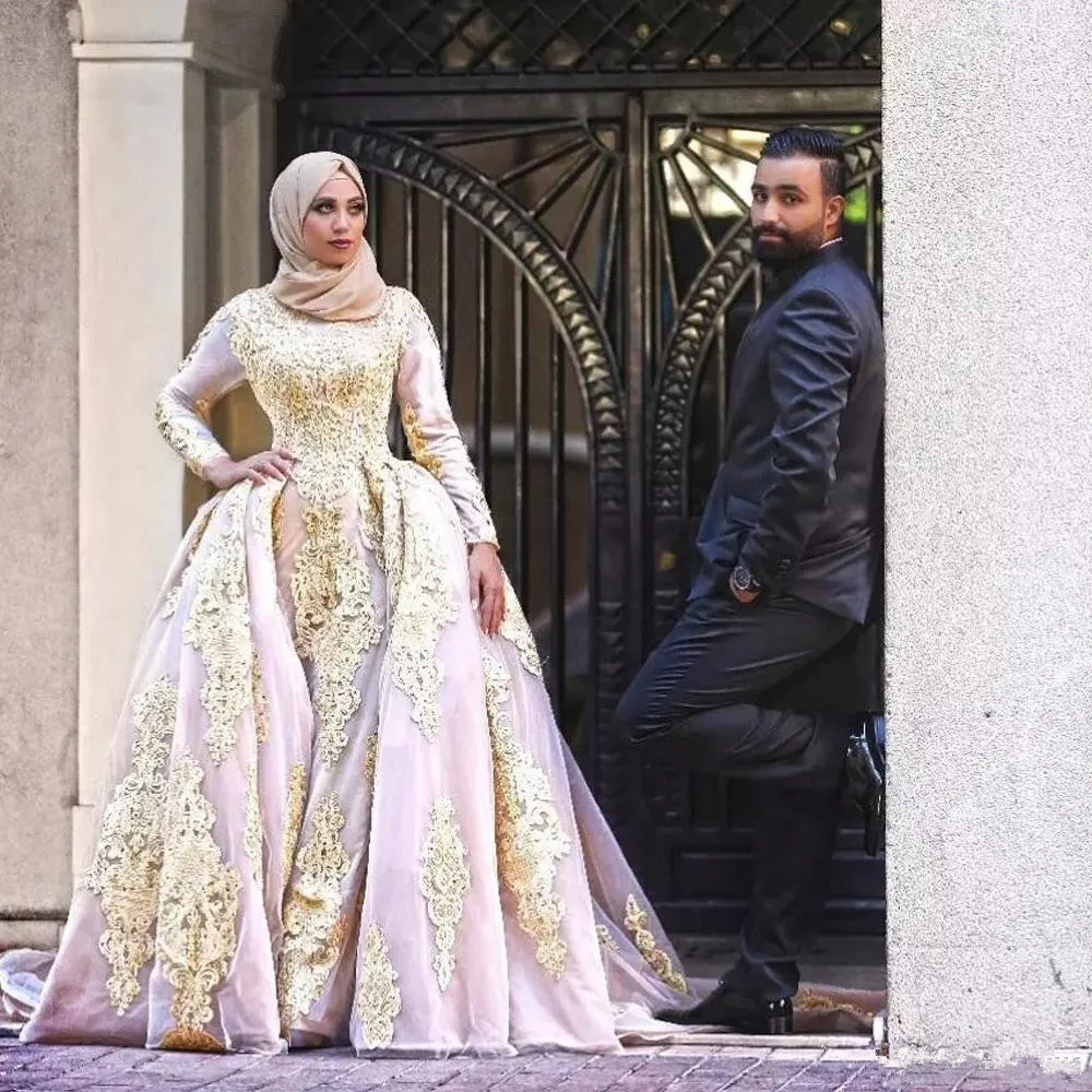 Vintage Muslim Ball Gown Wedding Dresses High Neck Long Sleeve with Gold Lace Appliques Bridal wedding Gowns Vestido De Novia
Vintage Muslim Ball Gown Wedding Dresses High Neck Long Sleeve with Gold Lace Appliques Bridal wedding Gowns Vestido De Novia
