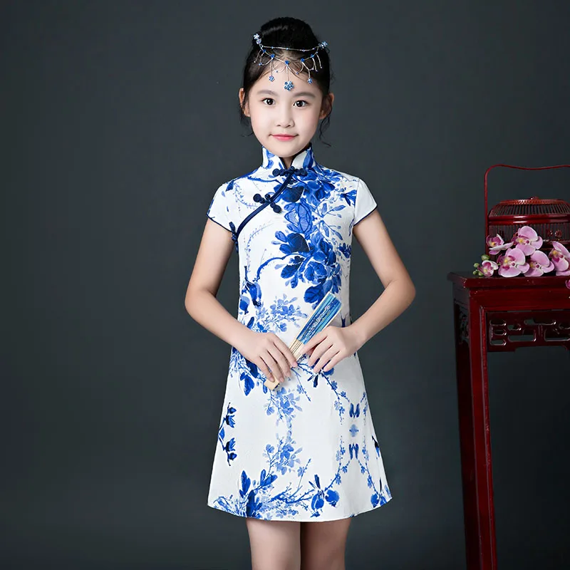 Children qipao dress mini chinese cheongsam classic baby girl clothes blue and white porcelain print little kid guzheng costume
Children qipao dress mini chinese cheongsam classic baby girl clothes blue and white porcelain print little kid guzheng costume