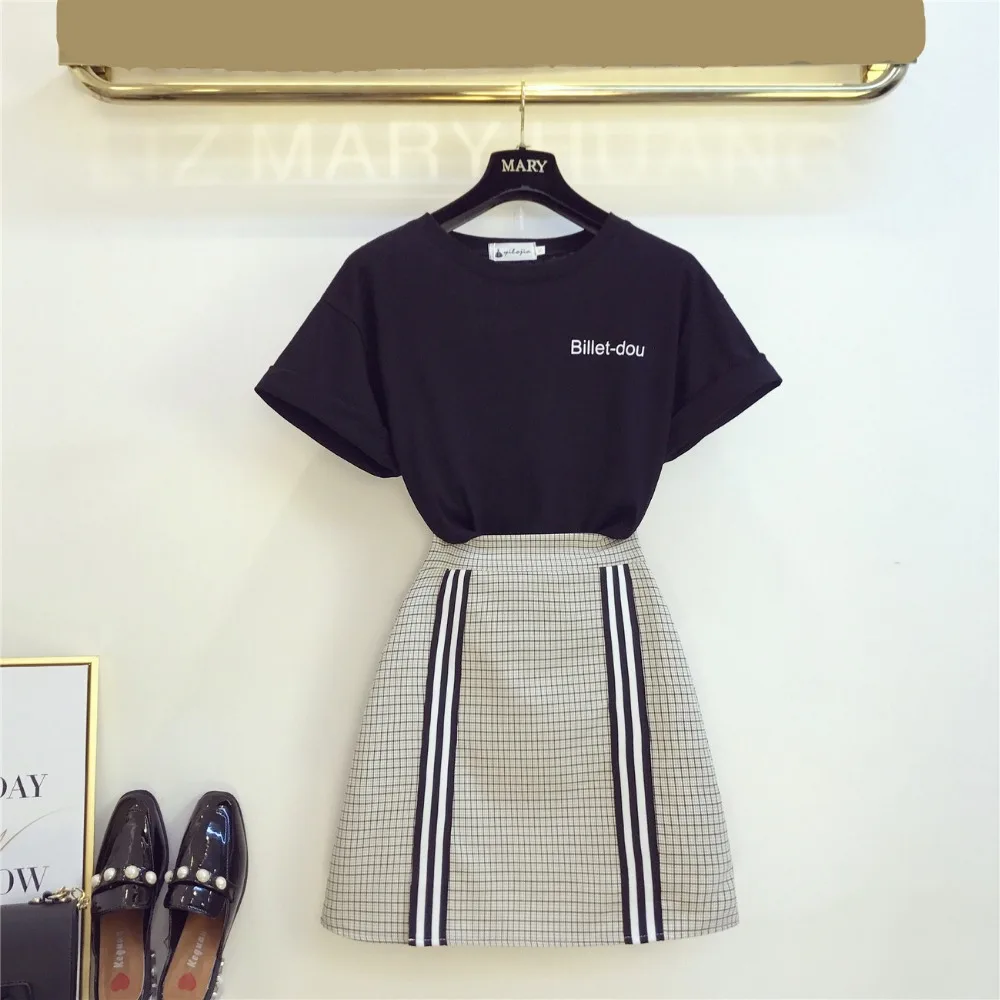 Summer 2021 Fashion Women's Sets Short Sleeves Letter Print T-Shirt + Slim Skirt Two Pieces Set Female Suits A1026
Summer 2021 Fashion Women's Sets Short Sleeves Letter Print T-Shirt + Slim Skirt Two Pieces Set Female Suits A1026