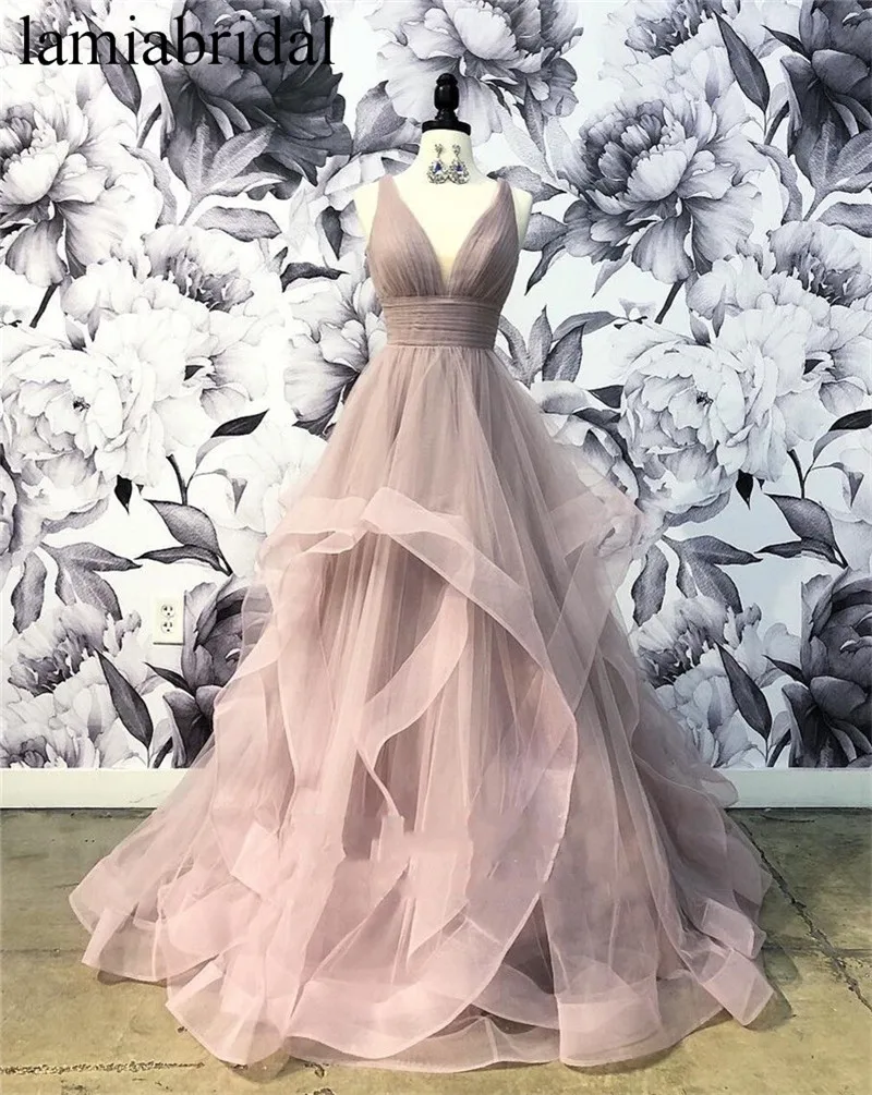 Sexy Backless Plus Size Prom Dresses 2019 A Line V Neck Ruffles Tulle Long 2K19 Couple Fashion Girls vestidos de fiesta de noche
Sexy Backless Plus Size Prom Dresses 2019 A Line V Neck Ruffles Tulle Long 2K19 Couple Fashion Girls vestidos de fiesta de noche